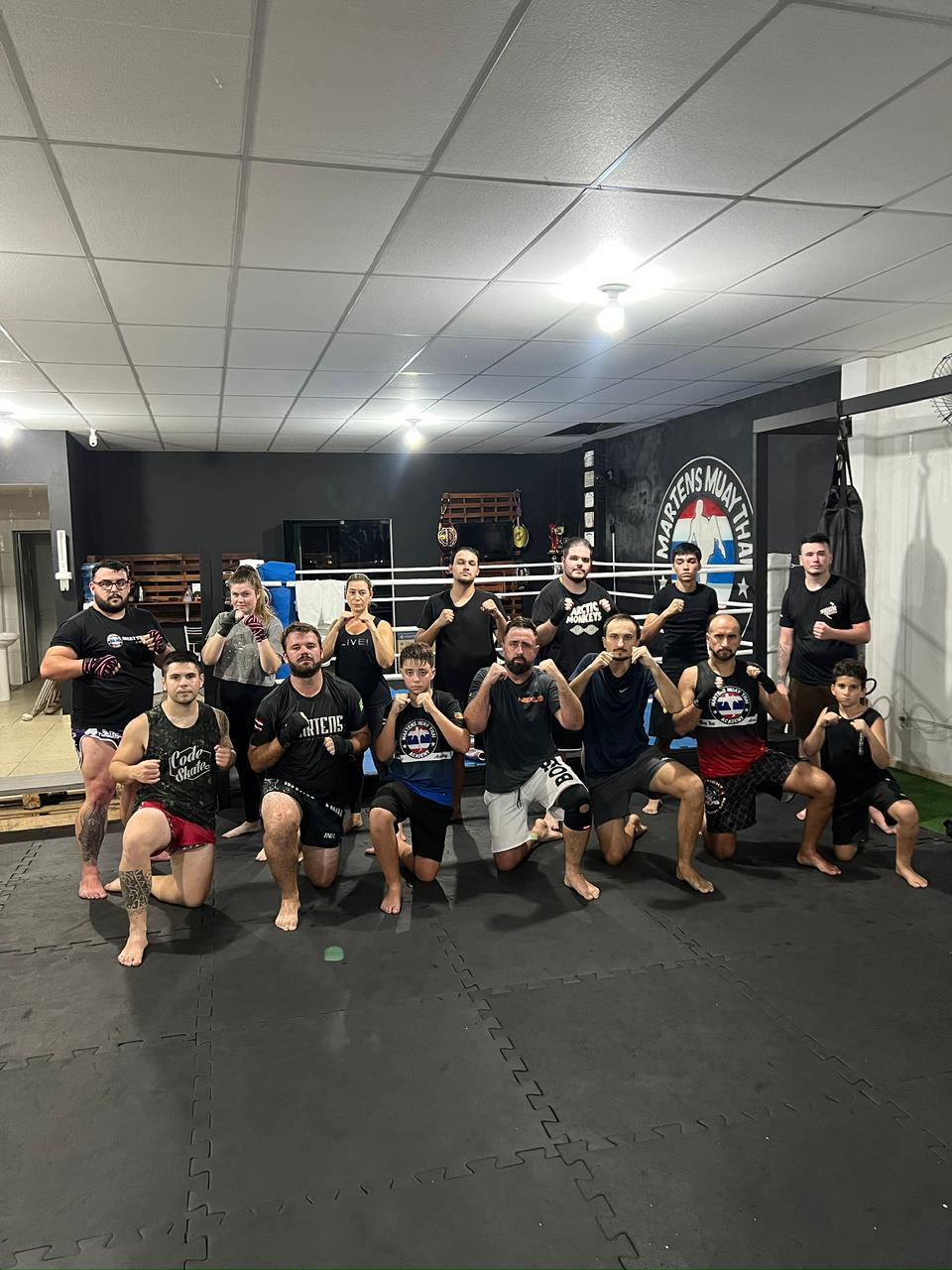 Turma da Martens Muay Thai Academy reunida na área de treino