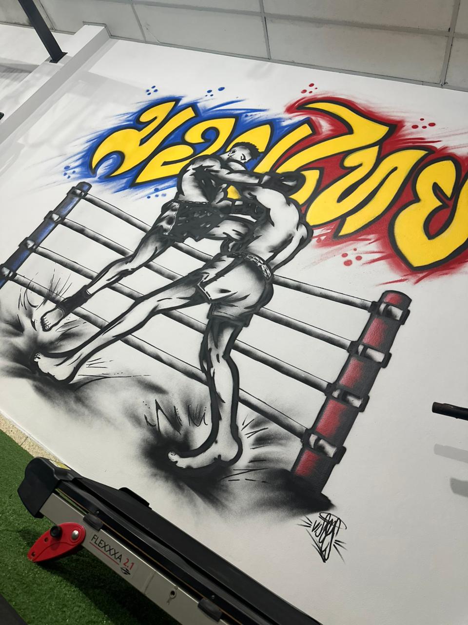 Mural de Muay Thai no interior da academia
